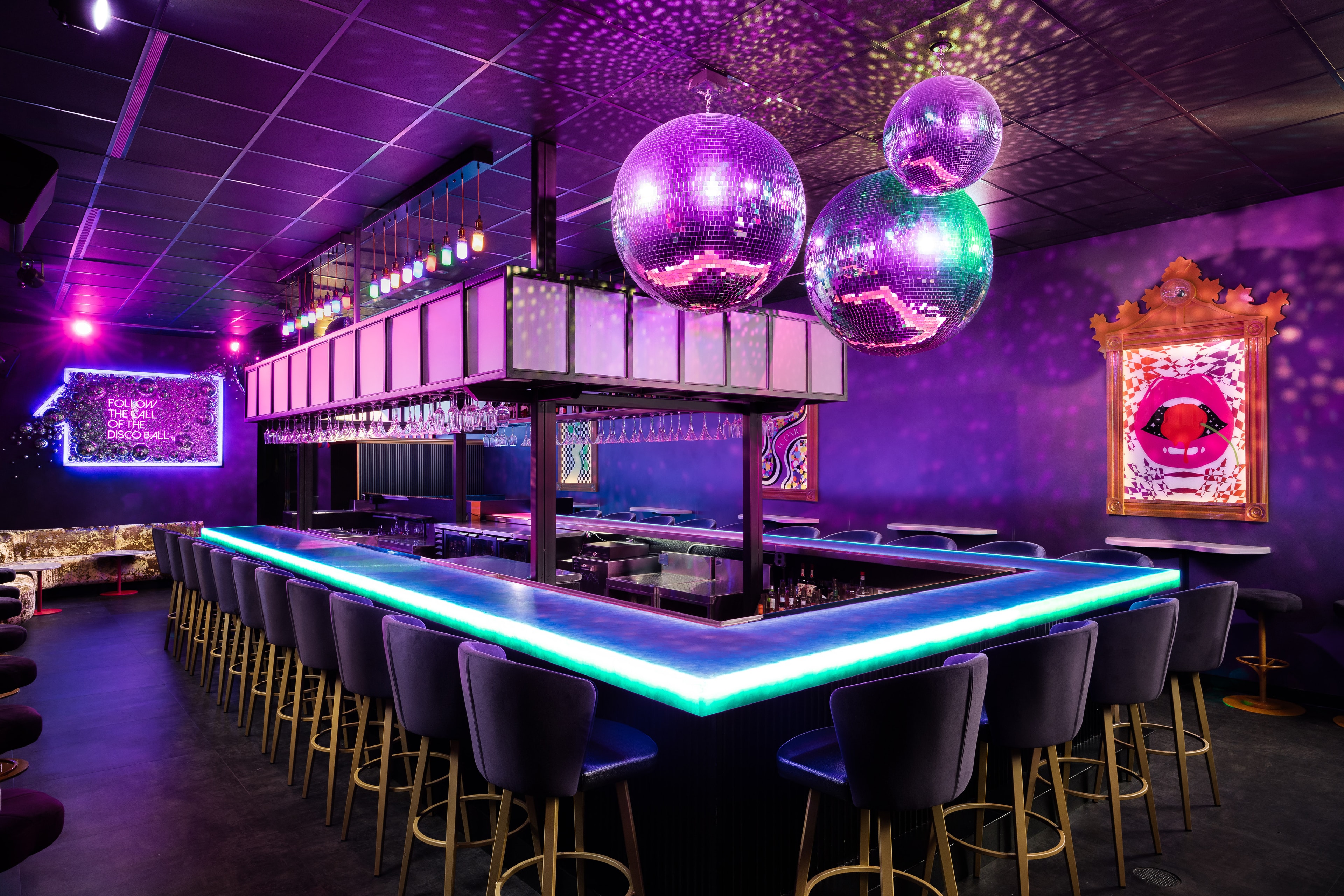 Purple wall finish at Lola’s Liquors Cocktail Lounge